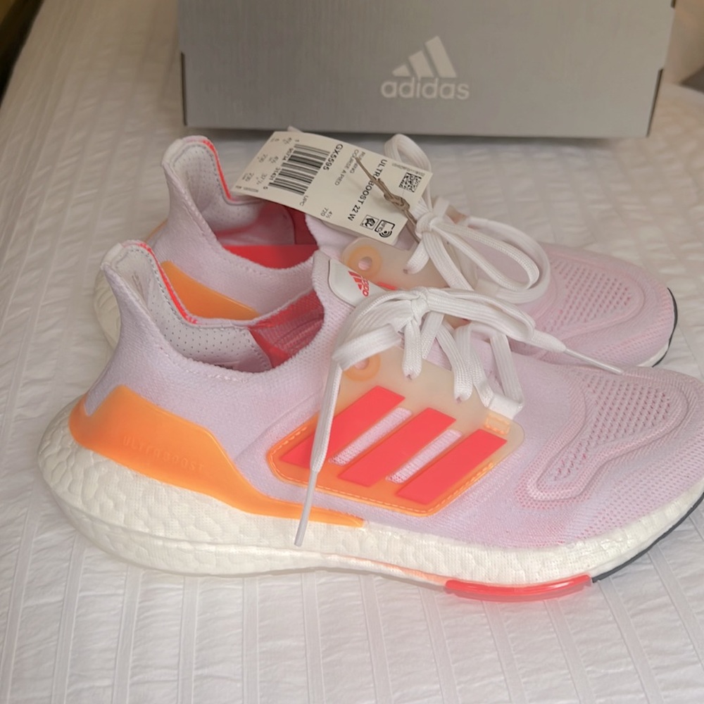NIB Adidas Ultraboost 22 W size 6